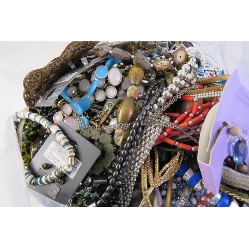 61 - 10kg bag of costume jewellery.