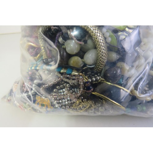 61 - 10kg bag of costume jewellery.