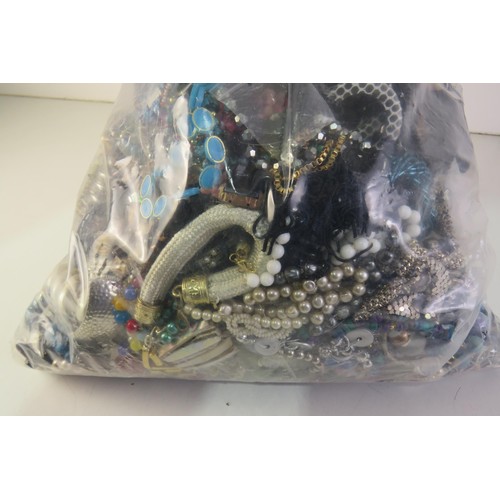 61 - 10kg bag of costume jewellery.