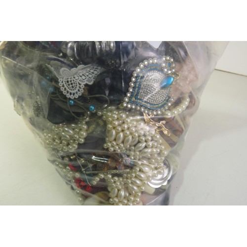 71 - 10kg bag of costume jewellery.