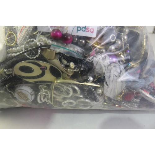 71 - 10kg bag of costume jewellery.