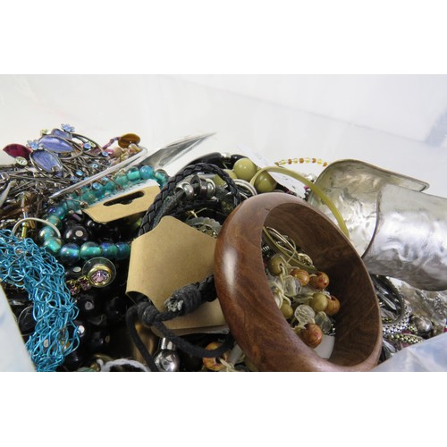 82 - 10kg bag of costume jewellery.