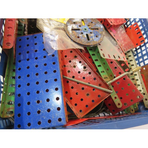 354 - Tray of vintage meccano parts