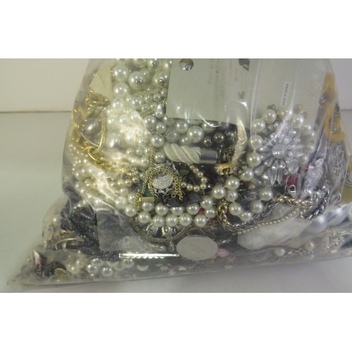 90 - 10kg bag of costume jewellery.