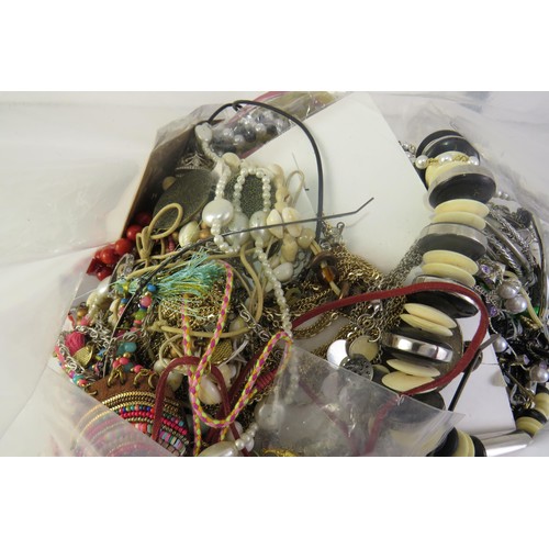 91 - 10kg bag of costume jewellery.