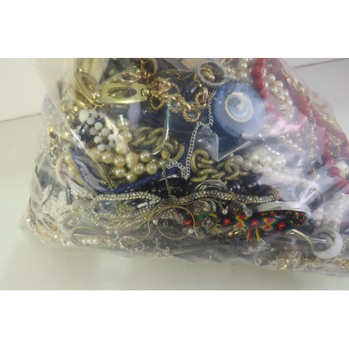 91 - 10kg bag of costume jewellery.