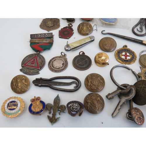 437 - Job lot of military badges and buttons