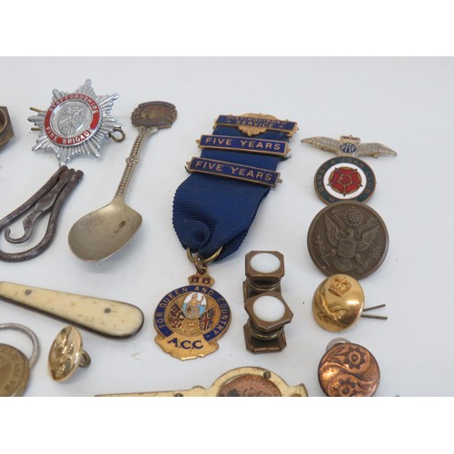 437 - Job lot of military badges and buttons