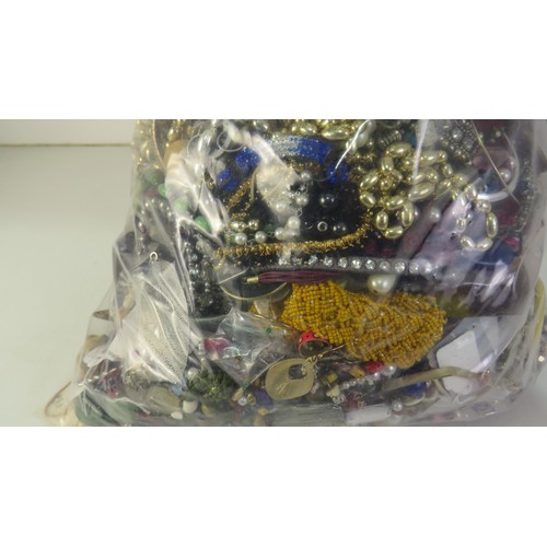 271 - 10kg bag of unsorted costume Jewellery.