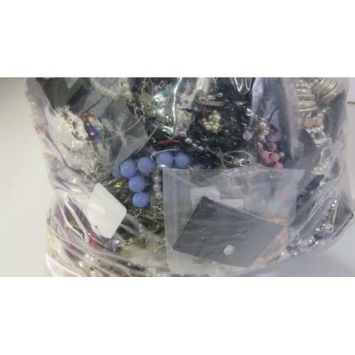 271 - 10kg bag of unsorted costume Jewellery.