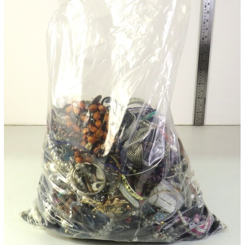 272 - 10kg bag of unsorted costume Jewellery.