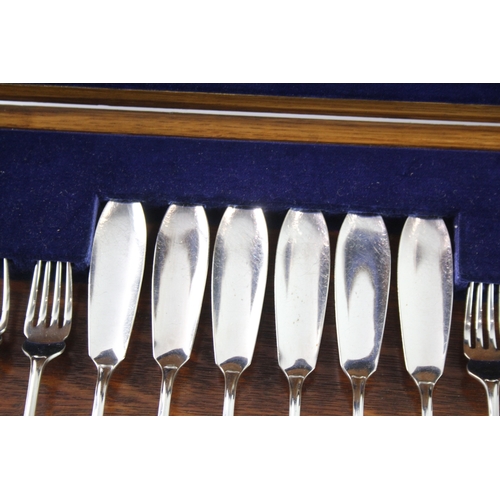 485 - Vintage Silver Plate Cutlery Set Fish Dining 12 Piece Set Wooden Canteen 1784g