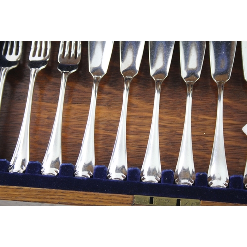 485 - Vintage Silver Plate Cutlery Set Fish Dining 12 Piece Set Wooden Canteen 1784g