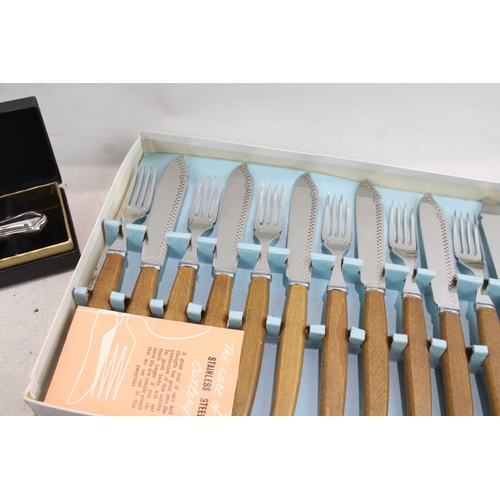 575 - Vintage Silver Plate Cutlery Set, Fish Dining Set, Cake Knife, Etc x 3 1088g