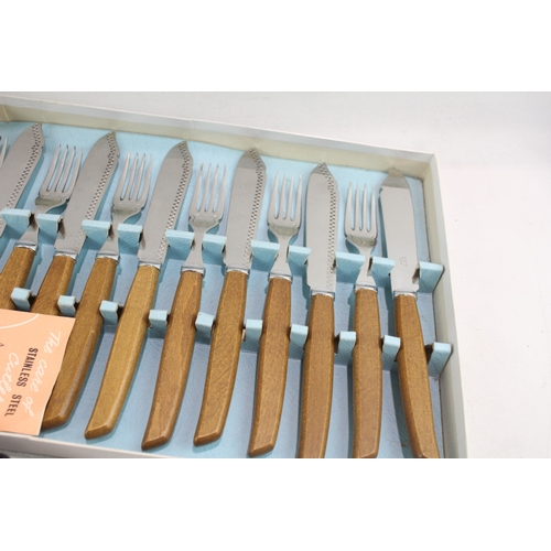 575 - Vintage Silver Plate Cutlery Set, Fish Dining Set, Cake Knife, Etc x 3 1088g