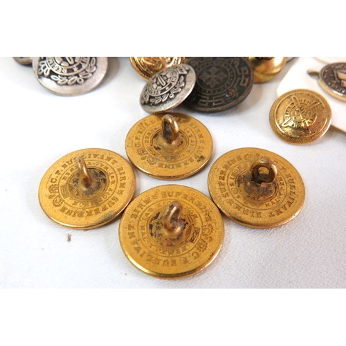 90 - Selection of vintage & antique buttons to include a set of four gold gilt armorial livery buttons, m... 