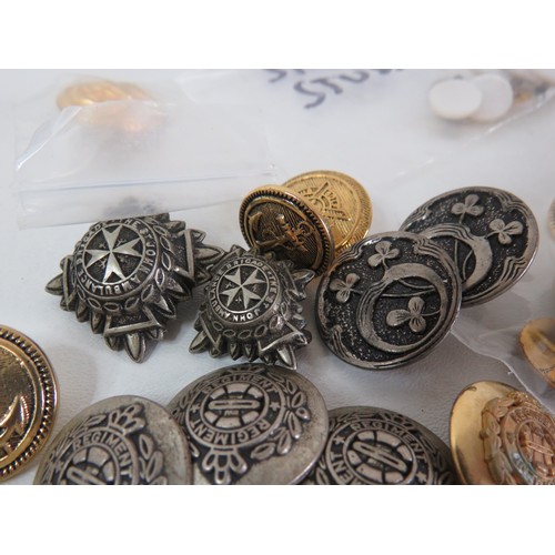 90 - Selection of vintage & antique buttons to include a set of four gold gilt armorial livery buttons, m... 