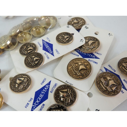 90 - Selection of vintage & antique buttons to include a set of four gold gilt armorial livery buttons, m... 