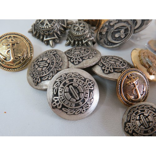 90 - Selection of vintage & antique buttons to include a set of four gold gilt armorial livery buttons, m... 