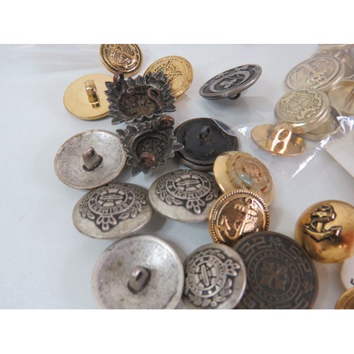 90 - Selection of vintage & antique buttons to include a set of four gold gilt armorial livery buttons, m... 