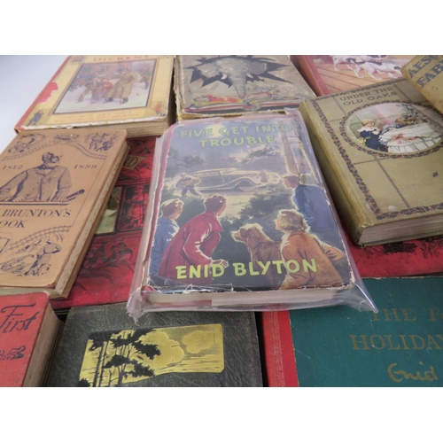 302 - Vintage childrens fiction books to include Wizard of Oz, Enid Blyton Fourth Holiday Book, Paul and P... 