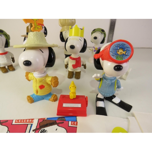 157 - Collection of giant Snoopy toys