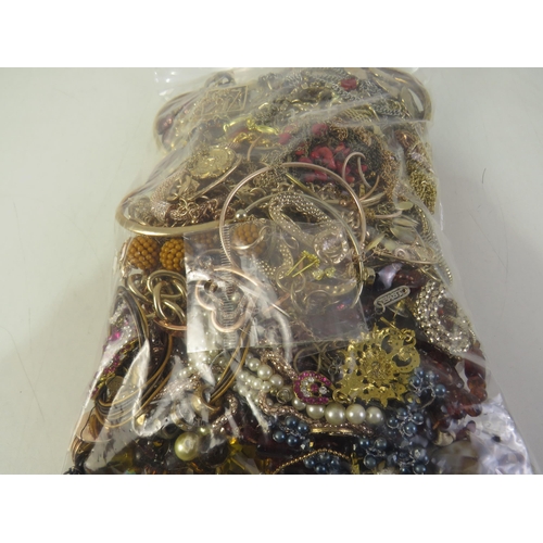 173 - 2kg of mixed costume and vintage jewellery