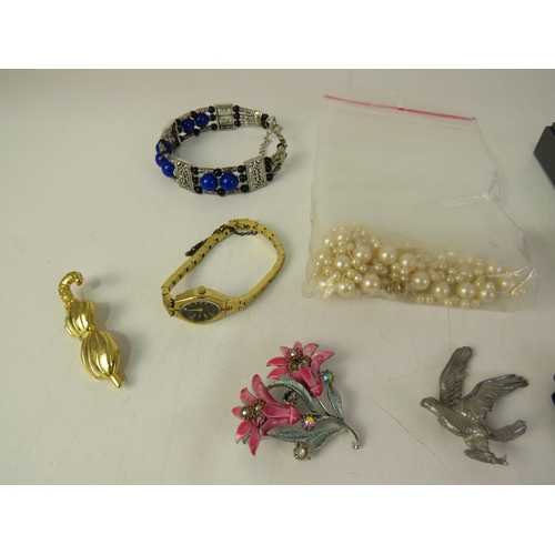 191 - Selection of mixed jewellery including brooches etc