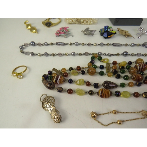 191 - Selection of mixed jewellery including brooches etc