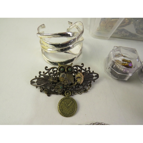 196 - Job lot of jewellery includes vintage, brooches, rings etc.