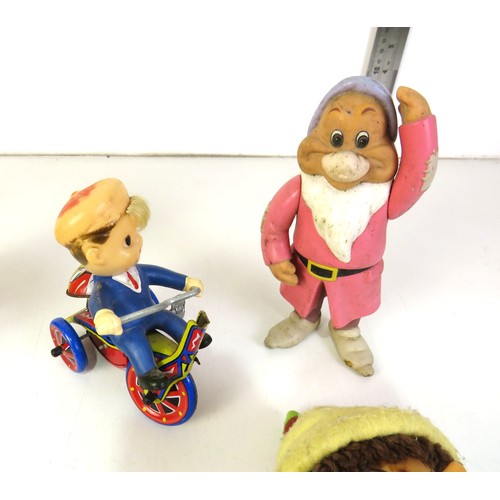 293 - Vintage toys & collectables includes Clockwork toys, Quaker Oats plastic sugar shaker, Bill & Ben do... 