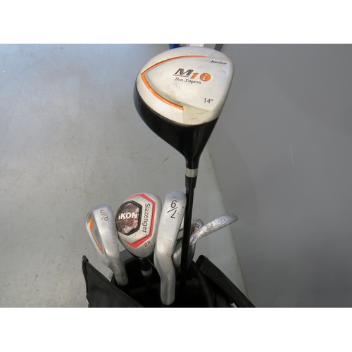 352 - Junior golf clubs