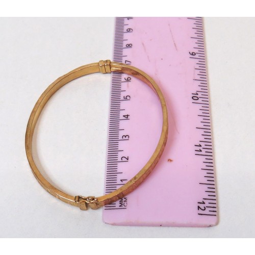 33 - 9ct Gold Greek Key Design hinged opening bangle.
Weight 3.7g