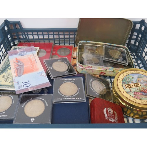 5 - Tray to include banknotes, coins, tokens, gold sovereign book etc