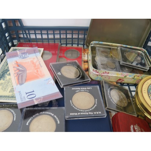 5 - Tray to include banknotes, coins, tokens, gold sovereign book etc