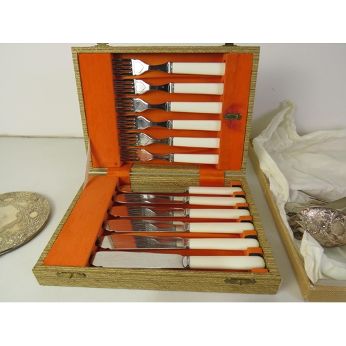 139 - Mixed lot to include canteen of cutlery etc