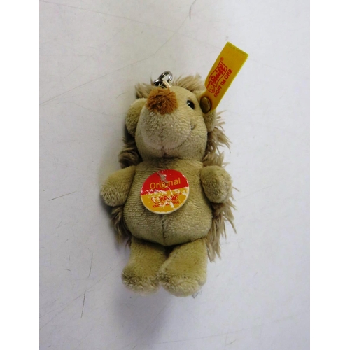 142 - Steiff hedgehog keyring