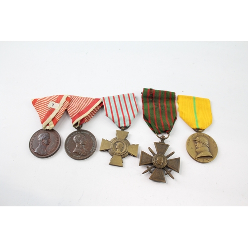 49 - Medals Inc WW1 French Croix De Guerre, Belgium Albert Commemorative, Etc x 5