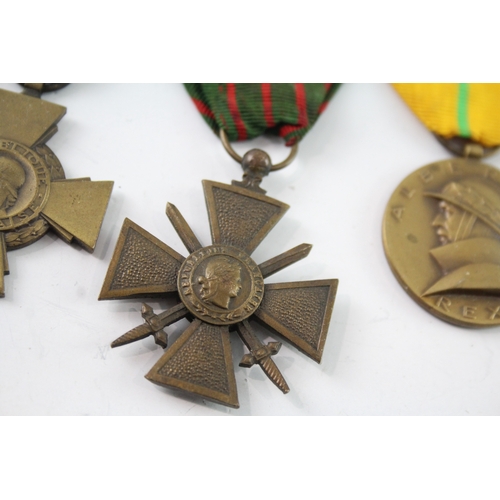 49 - Medals Inc WW1 French Croix De Guerre, Belgium Albert Commemorative, Etc x 5