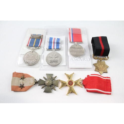 69 - Medals Inc French Croix De Guerre, Cold War, Pakistan War Decoration, Etc x 6