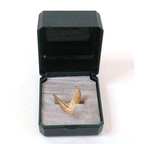 114 - Vintage 9ct Gold bark effect double wishbone ring size M, weight 2.3g, with ring box.