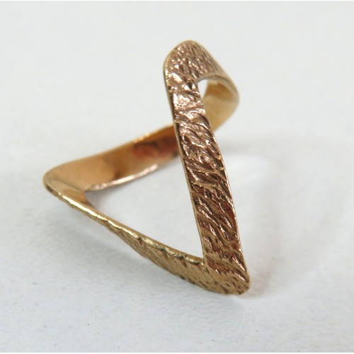 114 - Vintage 9ct Gold bark effect double wishbone ring size M, weight 2.3g, with ring box.