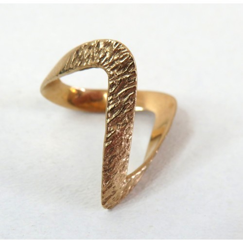 114 - Vintage 9ct Gold bark effect double wishbone ring size M, weight 2.3g, with ring box.