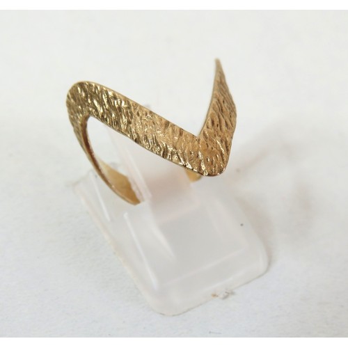 114 - Vintage 9ct Gold bark effect double wishbone ring size M, weight 2.3g, with ring box.