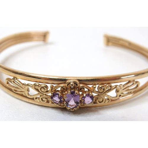 115 - 9ct Gold Amethyst cuff bangle with heart cutwork design.
Weight 6.8g