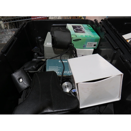 322 - Box of assorted cameras