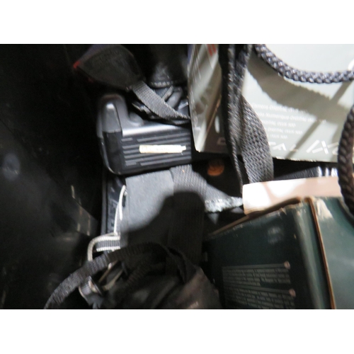 322 - Box of assorted cameras