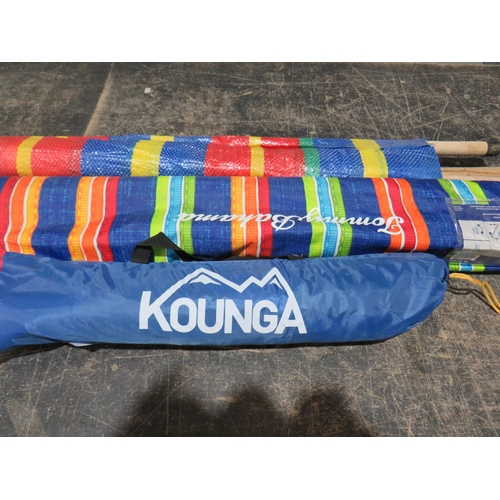 320 - Two windbreakers and kounga tent