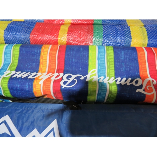 320 - Two windbreakers and kounga tent