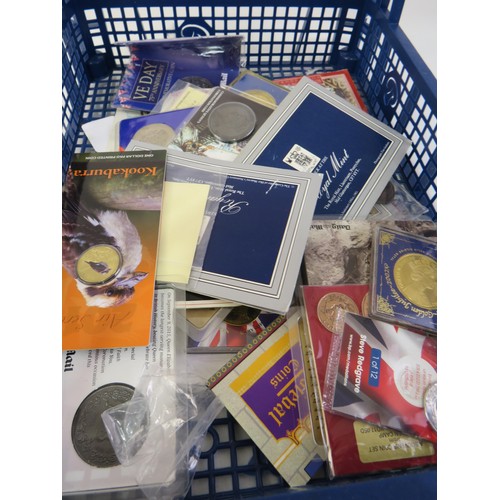 Assortment of commemorative coinage including cased examples